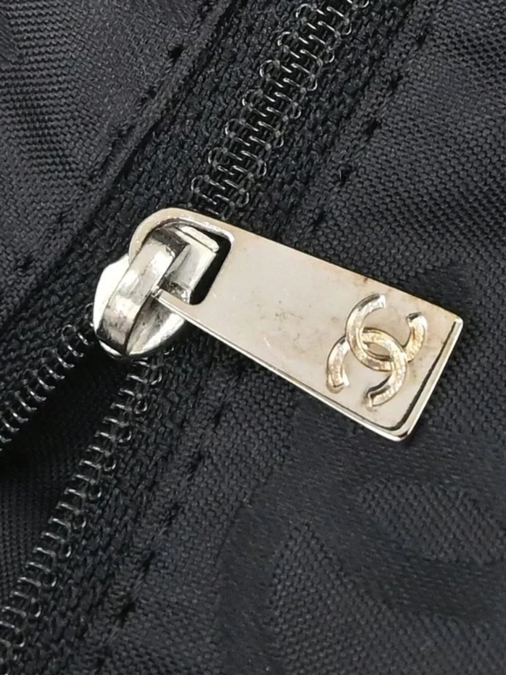 CHANEL outside 	a+